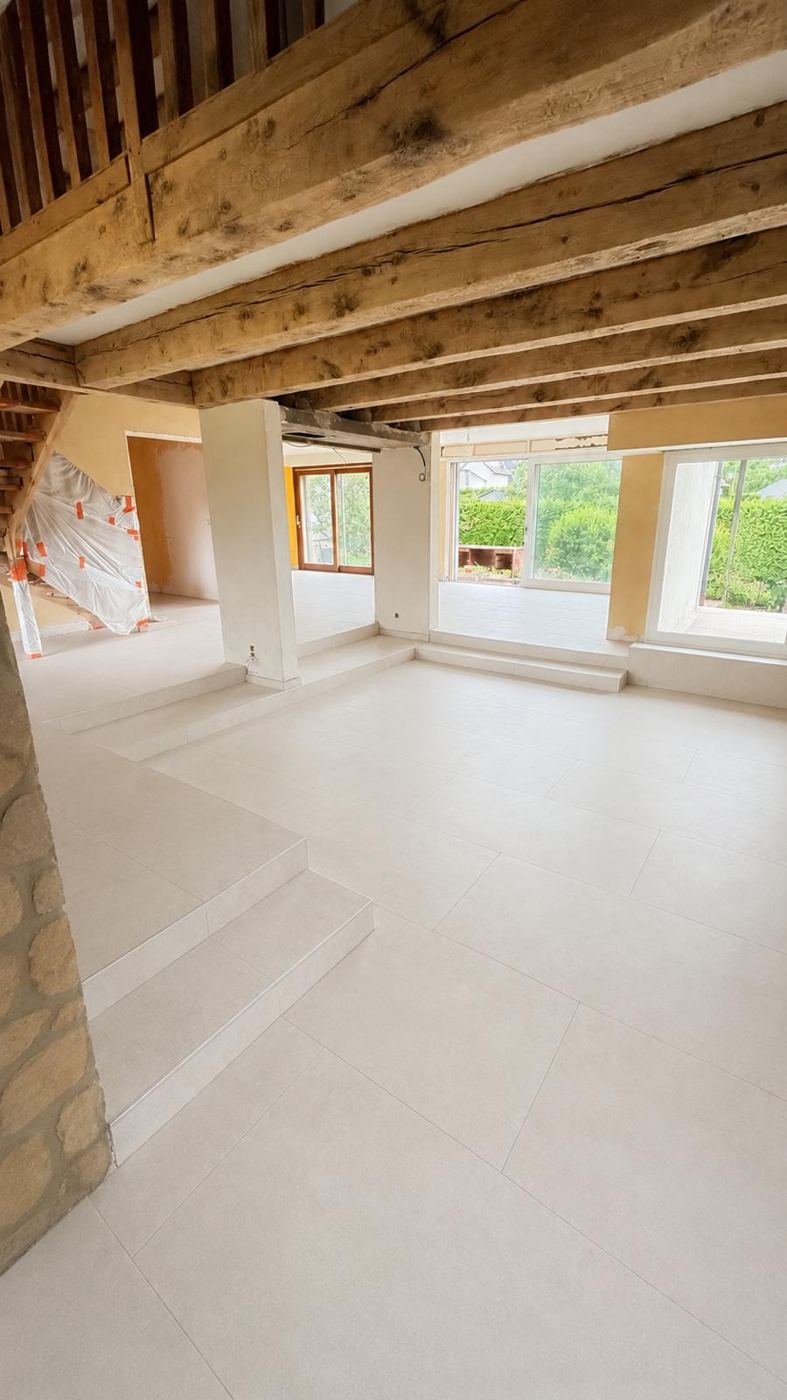 Après : nouveau carrelage clair posé