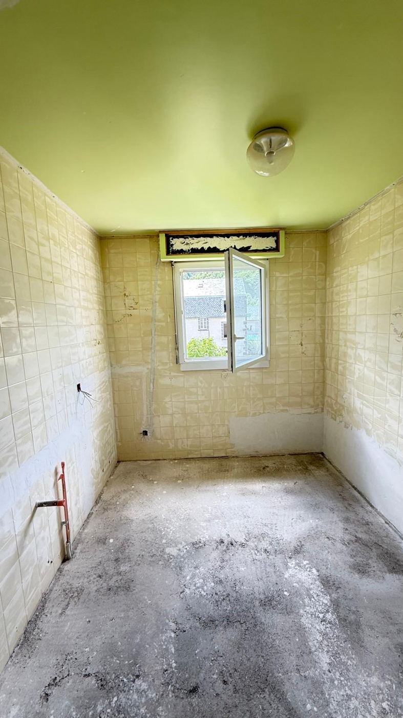 Avant : salle de bain avec ancienne faïence, mise à nu