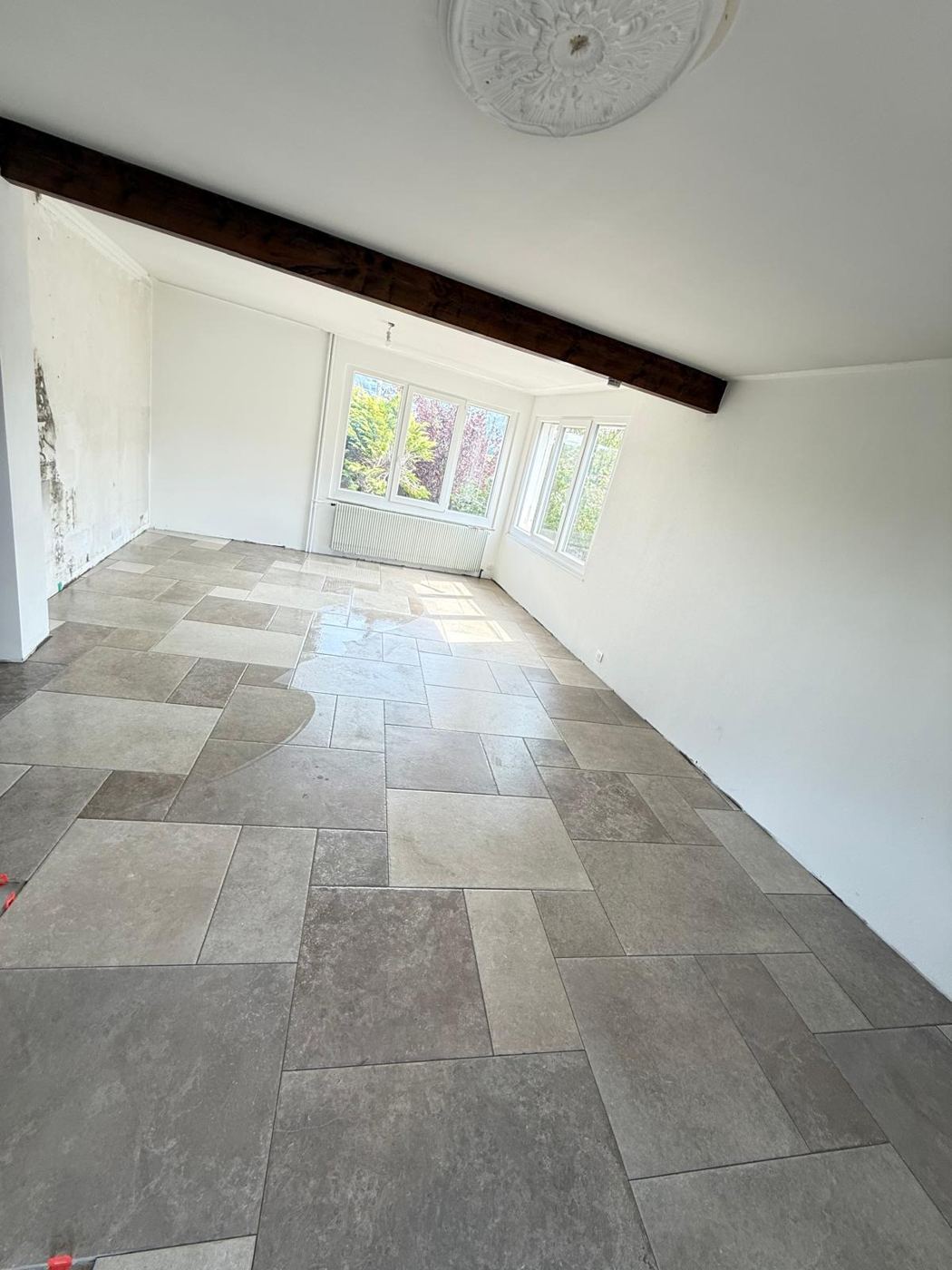 Carrelage posé en opus multi-formats