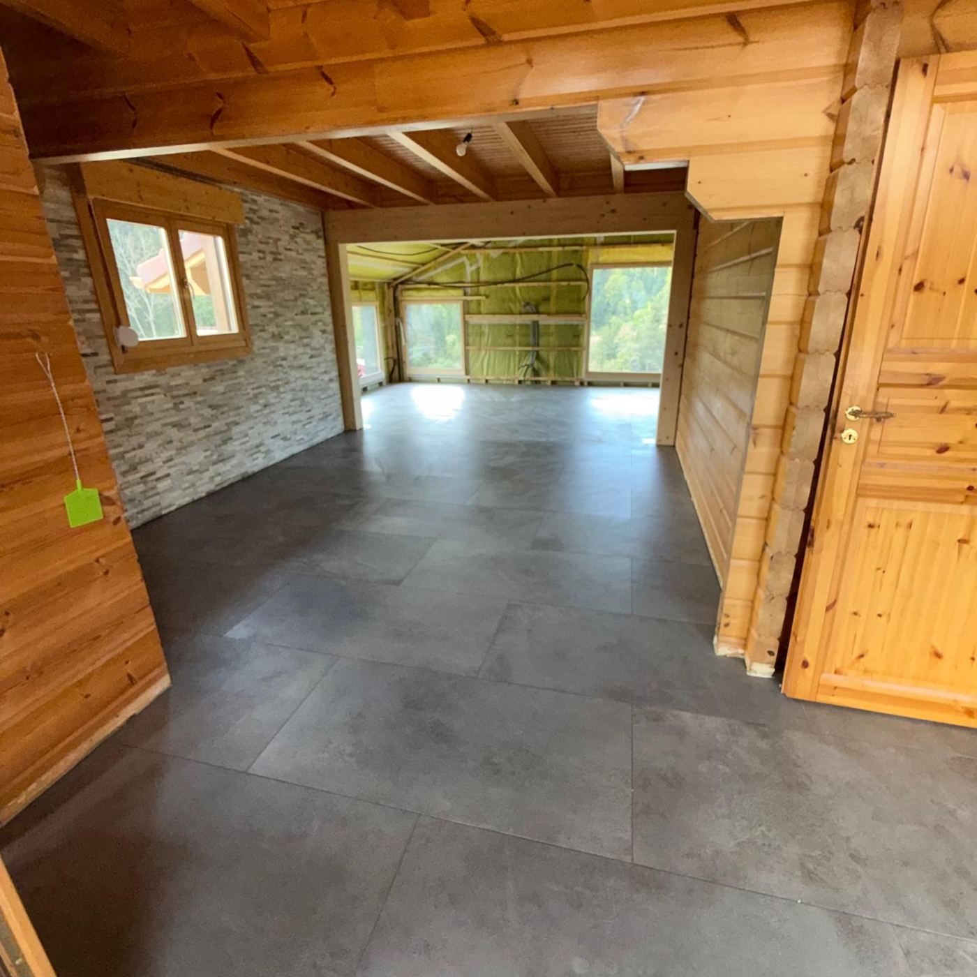 Chalet avec carrelage grand format gris