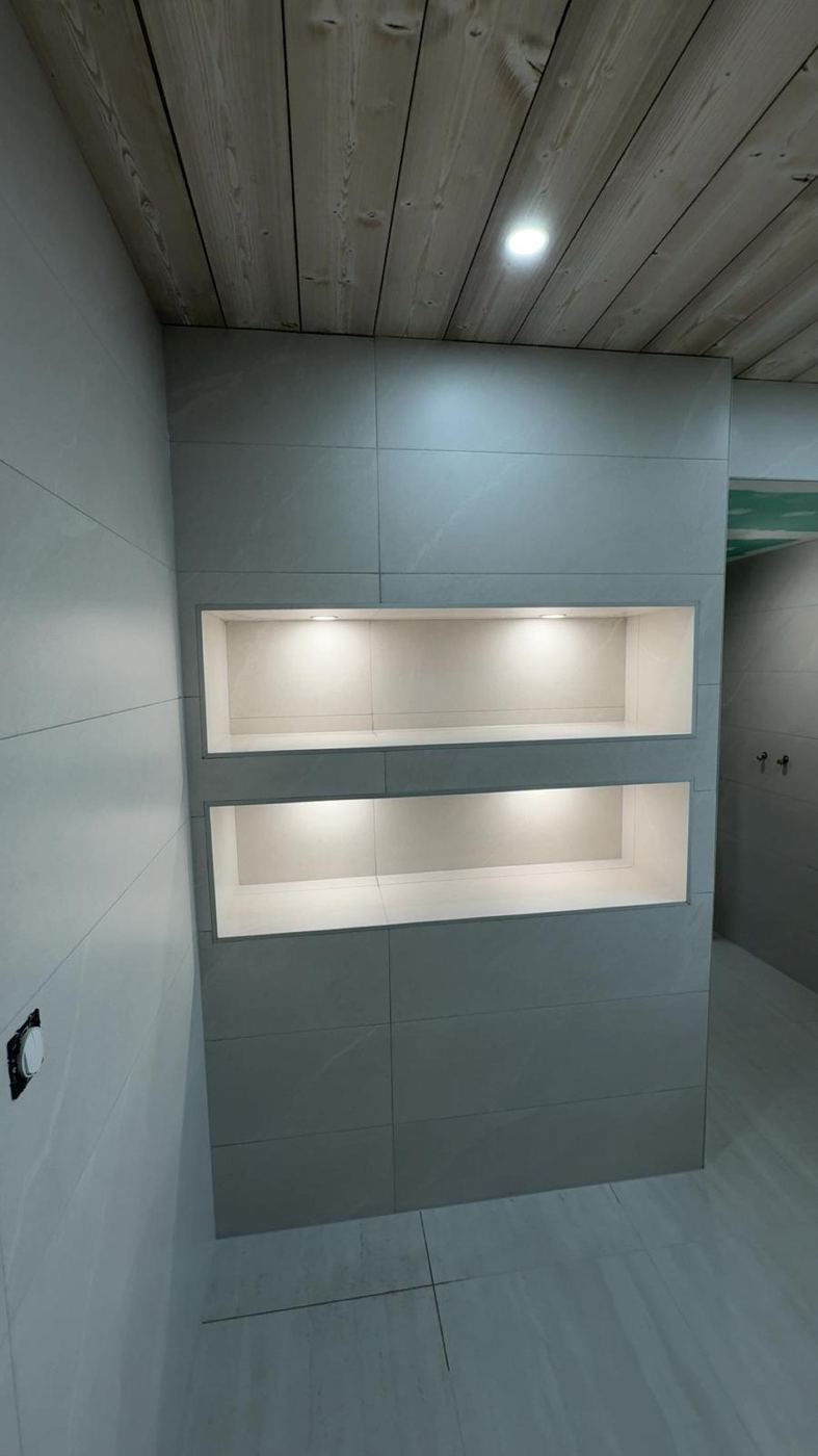 Mur en faïence avec deux niches éclairées